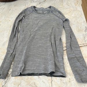 Size 4 lulu long sleeve